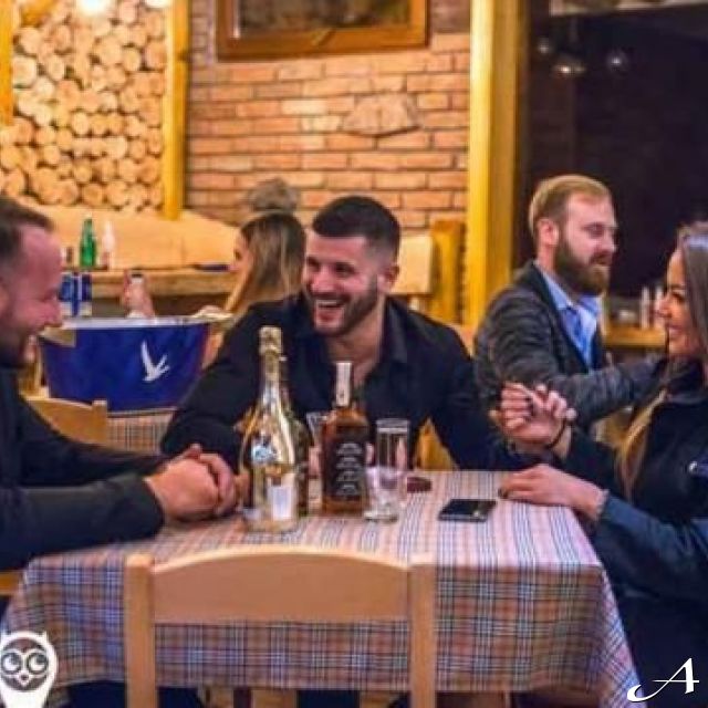 Kafana Barberi - ljudi u razgovoru
