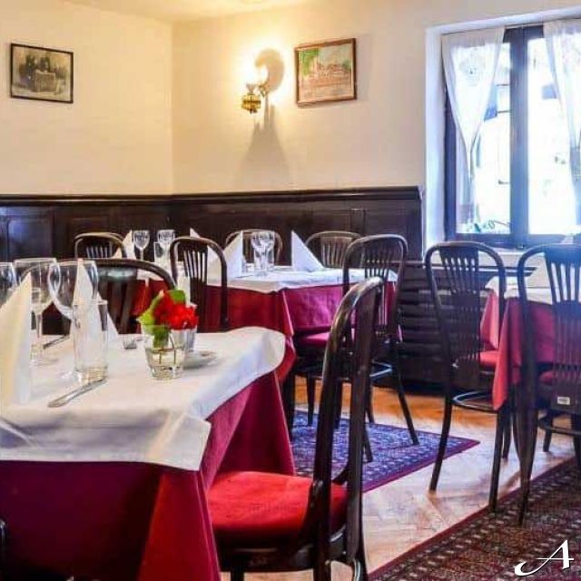 Restoran Tri Šešira - prazni stolovi i stolice