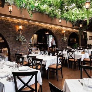 Restoran Sport - prazni stolovi i dekor