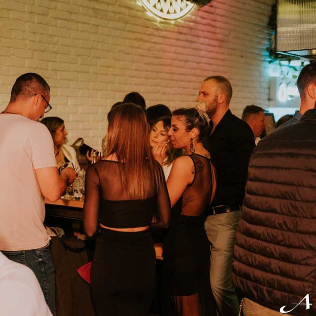 Toro Latin GastroBar - ljudi u baru