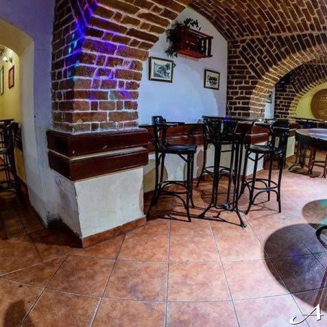 Kafana U prolazu - enterijer sa stolovima