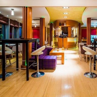 Splav restoran Sirena - unutrašnjost sa stolovima