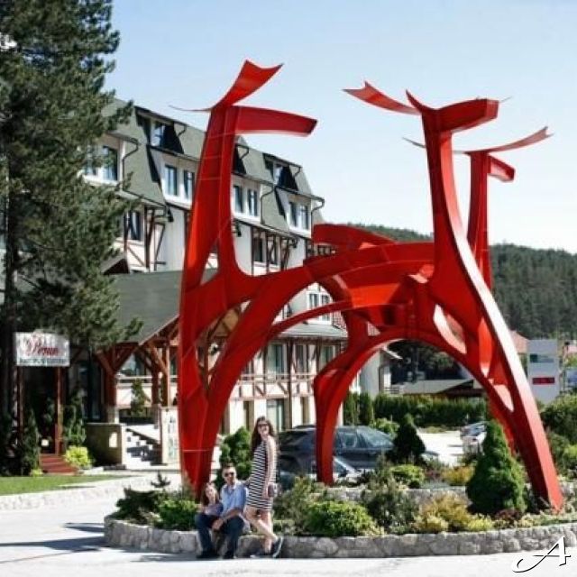 Hotel Mona Plaza - crvena skulptura ispred