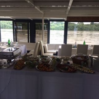 Doček Nove godine - sto sa hranom