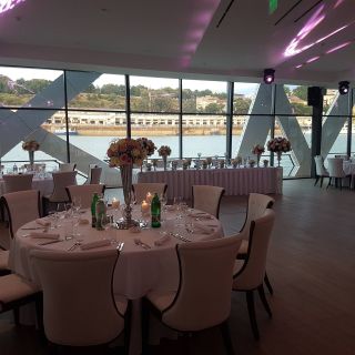 Event centar - prazni stolovi i dekor