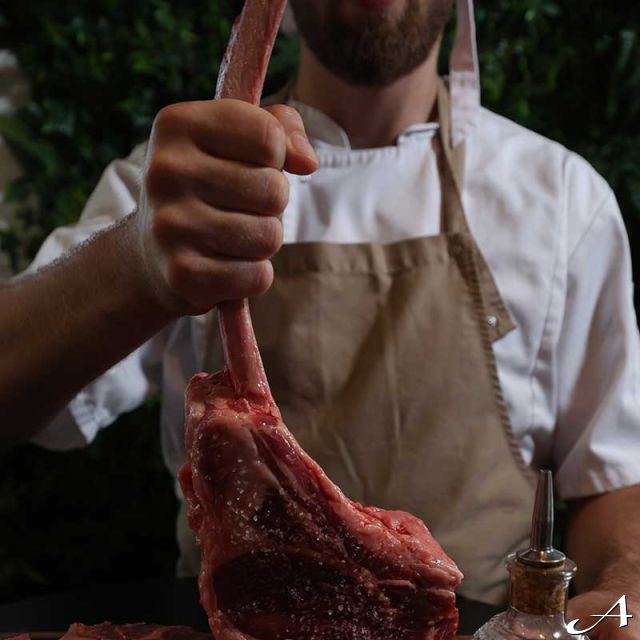 Toro Latin GastroBar - kuvar drži meso
