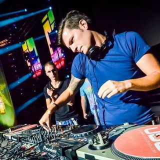 Doček Nove godine - DJ pušta muziku