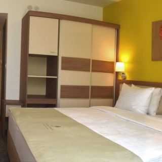 Hotel soba - uredjena i osvetljena