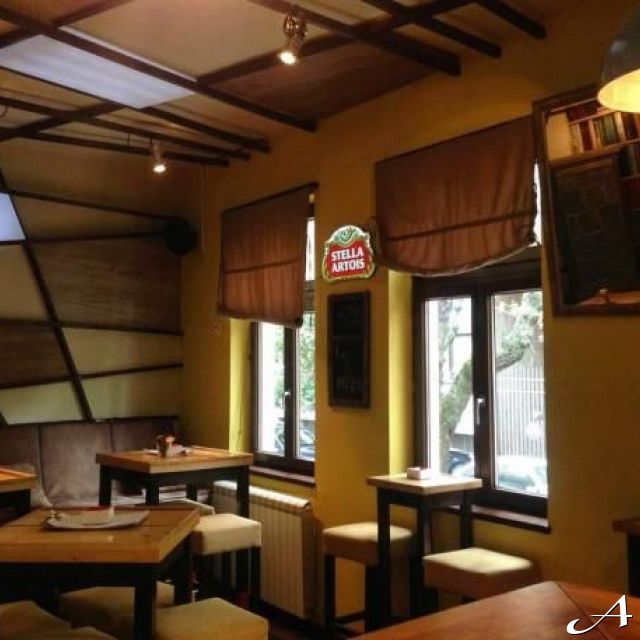 Passengers Bar - prazne stolice i stolovi