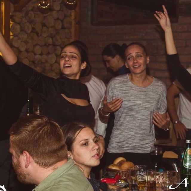 Kafana Barberi - ljudi slave i igraju