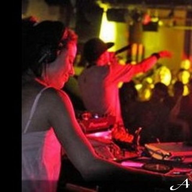 Klub Kiss Doček - DJ svira muziku