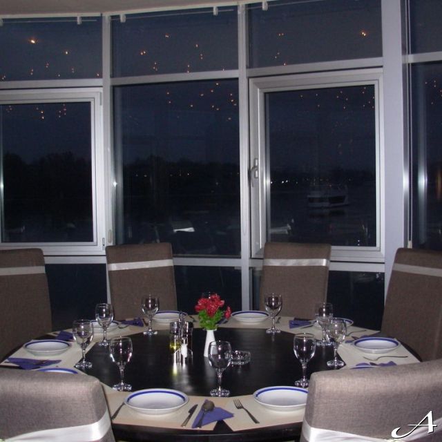 Splav restoran Dubai - sto za večeru