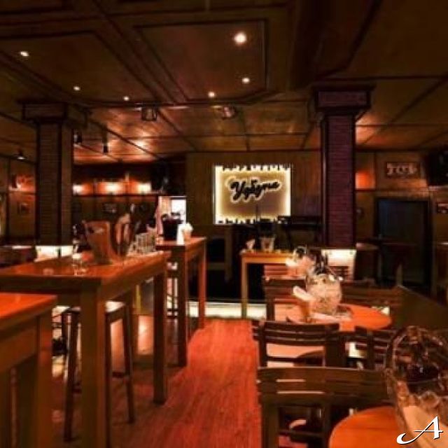 Splav kafana Uzbuna - enterijer sa stolovima