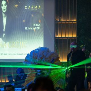 Restoran Karma - muzičar sa laserima