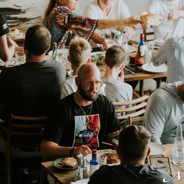 Ambar restoran - ljudi za stolom