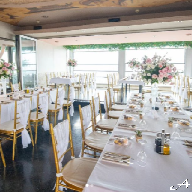 Restoran Caruso - prazni stolovi i stolice