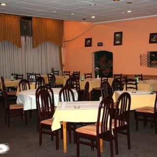 Restoran Vojvodina - prazne stolice i stolovi