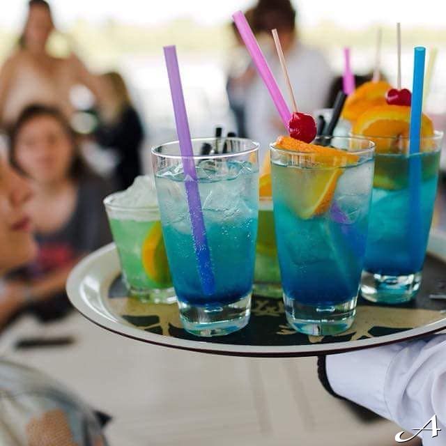 Splav restoran - konobar nosi koktele