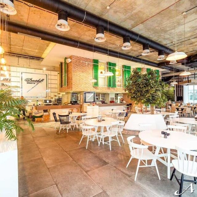 Restoran Take Square - prazne stolice i stolovi