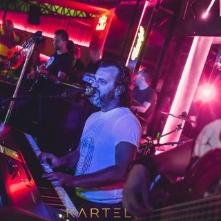 Doček Nove godine - muzičar svira klavijature
