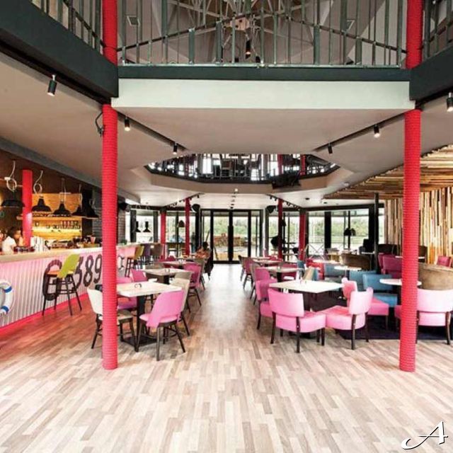Splav restoran - enterijer sa stolovima