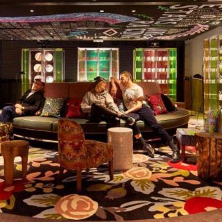 Hotel Mama Shelter - ljudi u lobiju