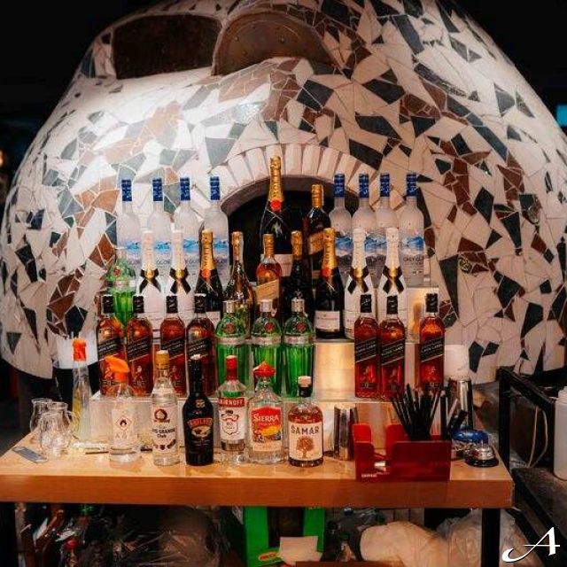 Kafana Druga Kuća - flaše pića na šanku