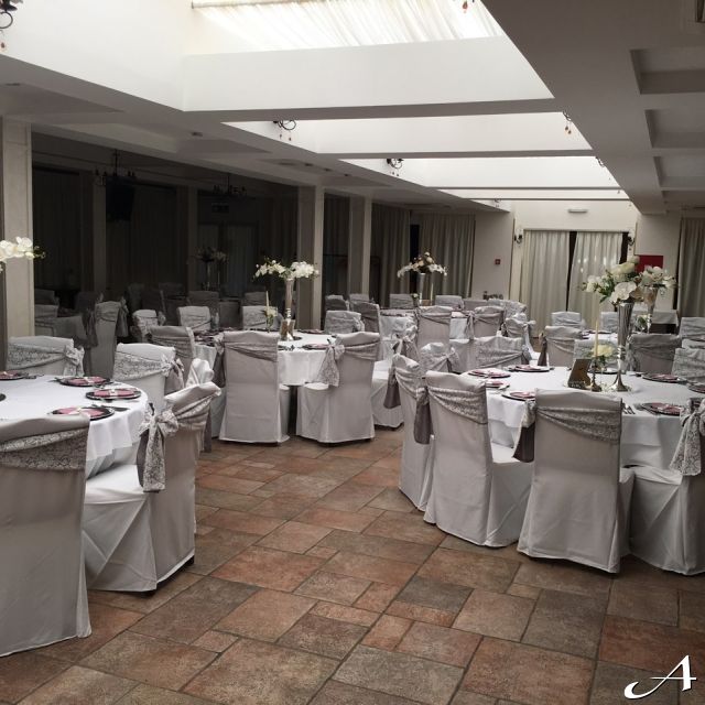 Hotel Prestige - prazni stolovi i stolice