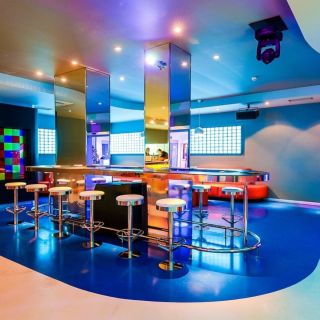 Klub Sugar & Spice - šank i stolice