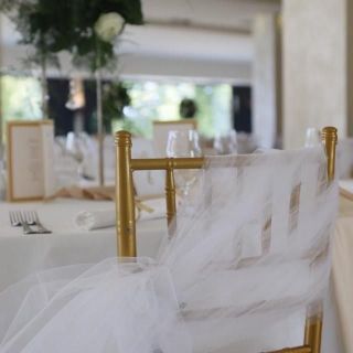 Restoran Easy - stolica sa belom tkaninom