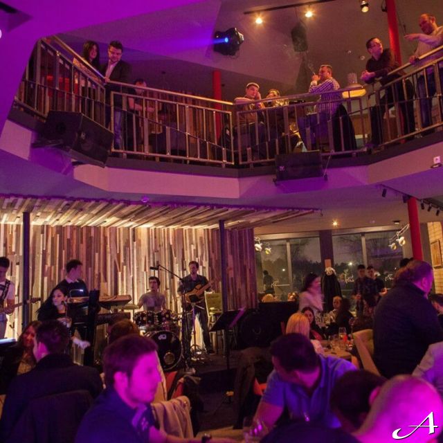 Splav restoran - živa muzika i gosti