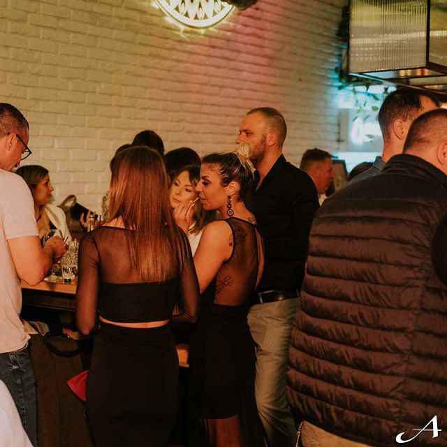 Toro Latin GastroBar - ljudi u baru