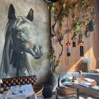 Restoran Tradicija - enterijer sa konjskim muralom