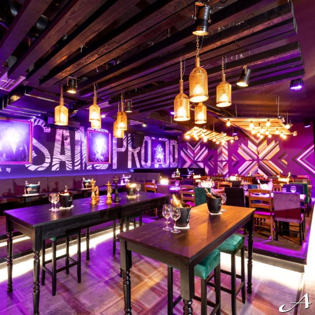 Klub Restoran Baraka - enterijer sa stolovima