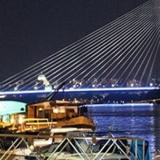 Splav klub restoran - noćni pogled na reku