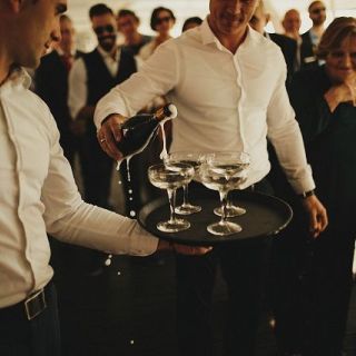 Doček Nove godine - konobari toče piće