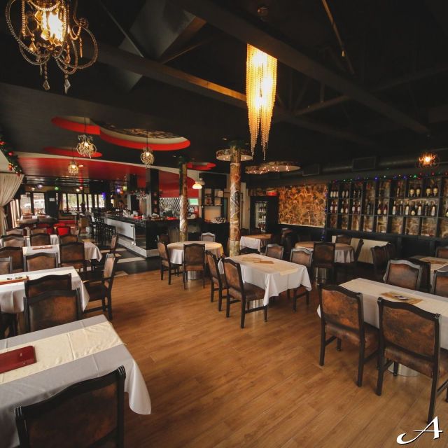 Restoran Promaja - prazne stolice i stolovi