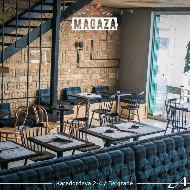 Restoran Magaza - prazne stolice i stolovi