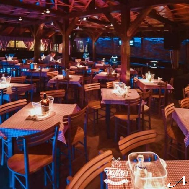 Kafana Bajka - prazni stolovi i stolice