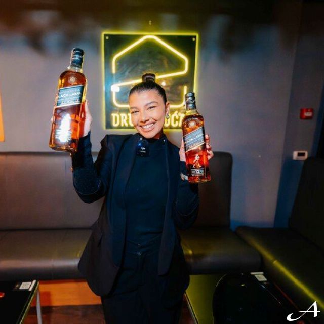 Kafana Druga Kuća - žena drži flaše