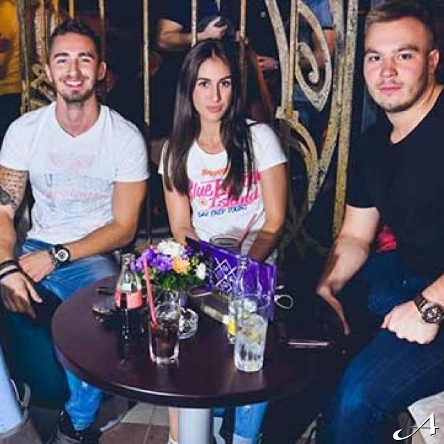 Shisha bar - grupa prijatelja za stolom