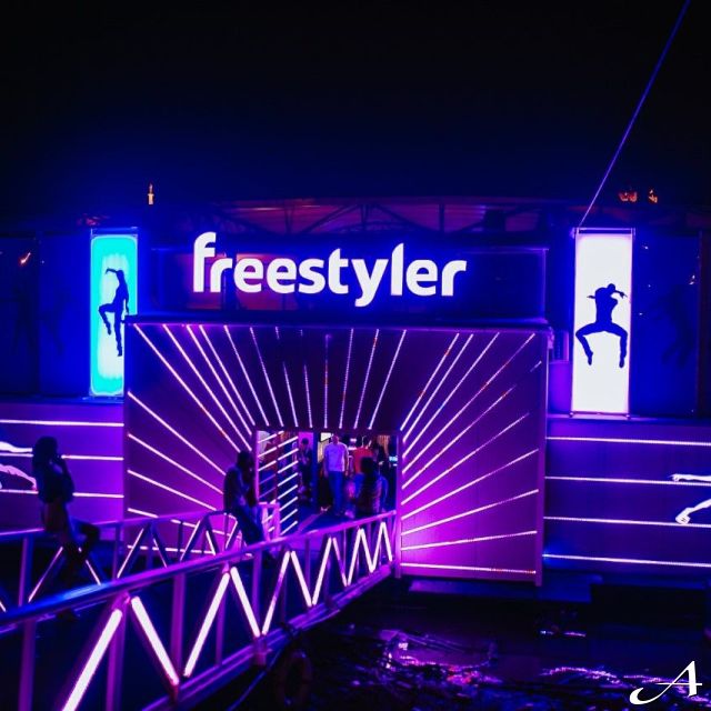 Freestyler - osvetljeni ulaz kluba