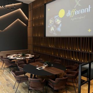 Different Event Centar - prazne stolice i sto