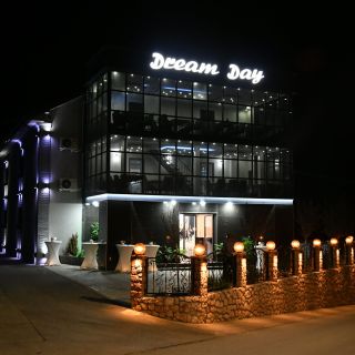 Restoran Dream Day - osvetljena zgrada noću