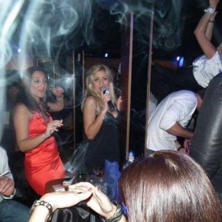 Splav klub restoran - ljudi pevaju i igraju