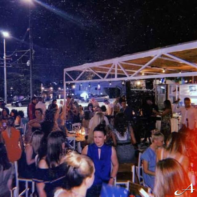 Srpska Nova godina - ljudi u restoranu