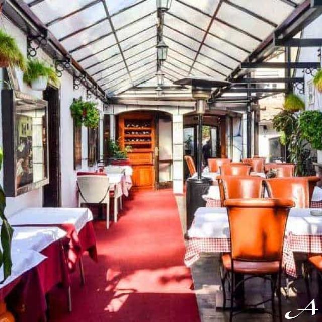Restoran Tri Šešira - prazne stolice i stolovi