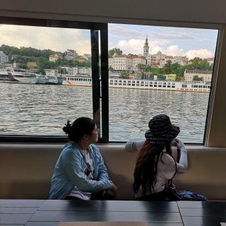 Jahting klub Kej - dve osobe gledaju kroz prozor