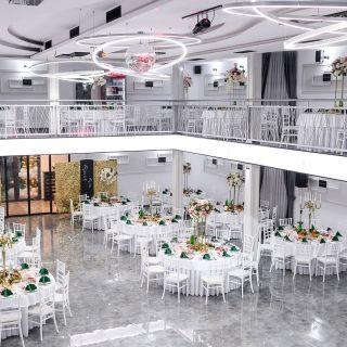 Restoran Dream Day - prazni stolovi i dekor