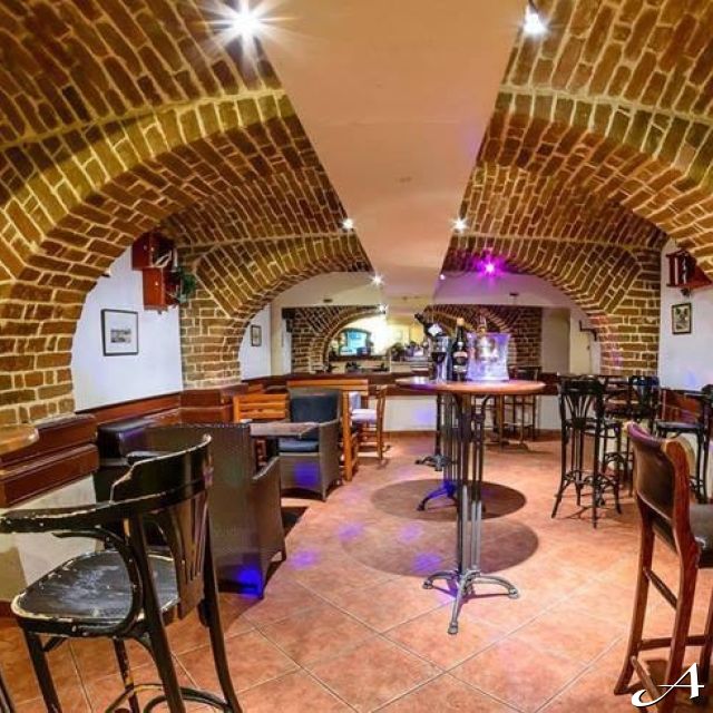 Kafana U prolazu - prazan enterijer